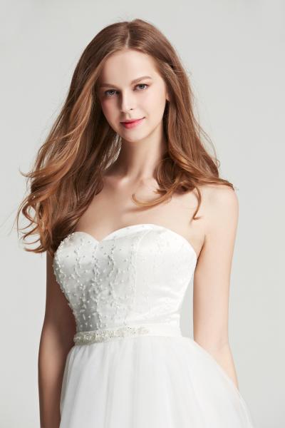 Trägerloses Kurzkleid in A-Linie mit herzausschnitt und perlenbesetztem Mieder Ivory